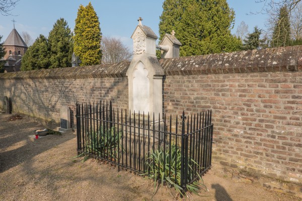 bezienswaardigheden roermond oude kerkhof